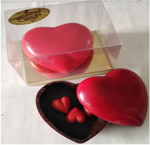 Cuore di cioccolato rosso di cioccolato misto con dolce sorpresa. -  Cioccolateria Veneziana